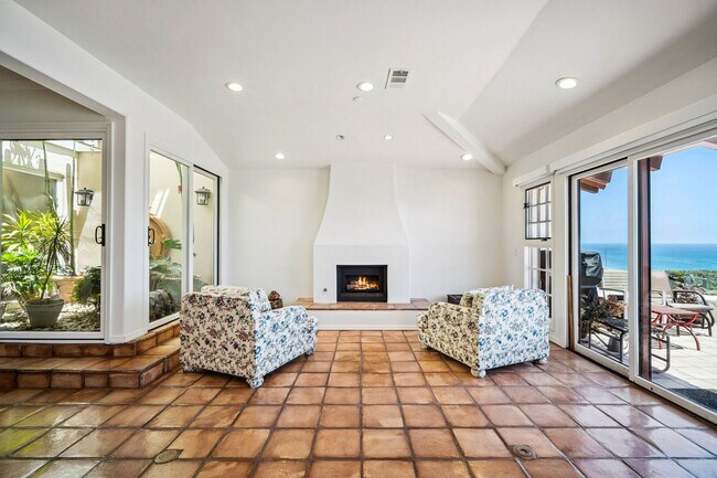 Building Photo - Dream home Located on the Bluff of Southwe...