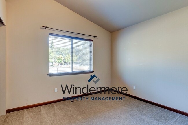 Building Photo - 3 Bedrooms 2 Bath Located In Crosby Commons