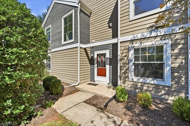 Building Photo - 81 Village Cir