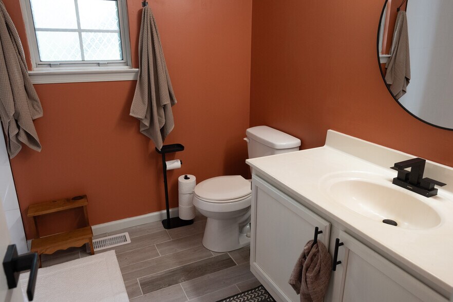 Shared bathroom for bedrooms - 3270 Greenwich Ct