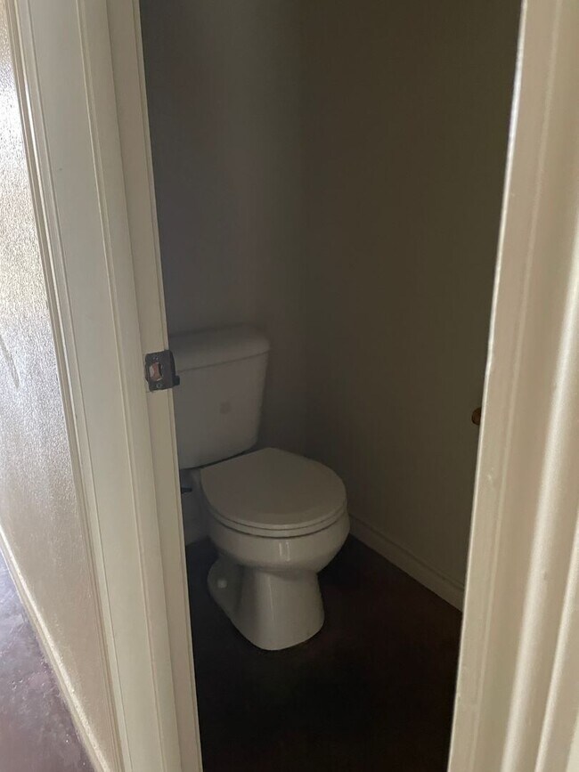 Building Photo - 2 story town house! 3 bed 2.5 bath