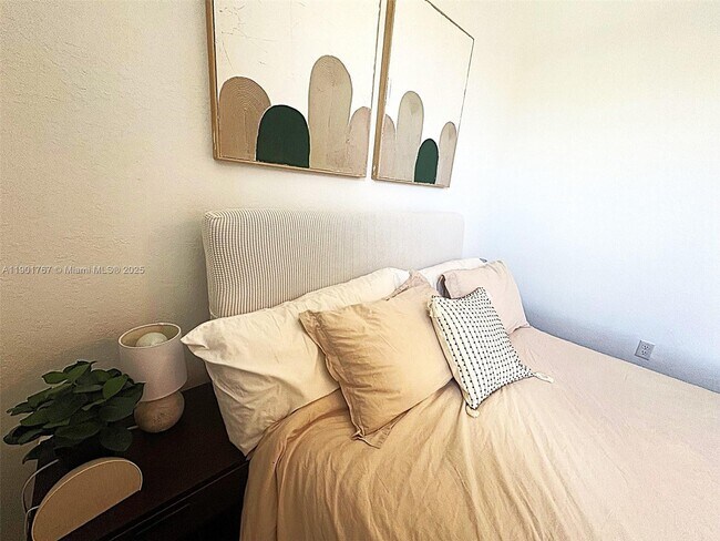 Building Photo - 476 NE 5th St