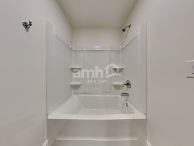 Building Photo - 5950 Pinewood Ests Dr