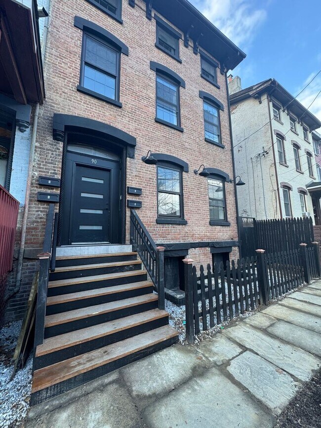 Building Photo - Real Estate Listing: Newly Renovated 2-Bed...