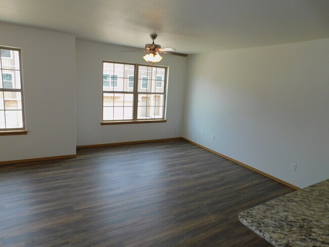 Building Photo - Charming 2-Bedroom Townhouse Retreat with 2.5 Baths in Fayetteville’s Rolling Woods - 1252 Sq Ft ...
