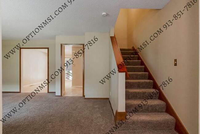 Building Photo - Spacious Townhome!