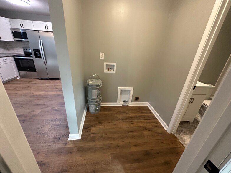 Building Photo - 123 S Sam Davis Ave