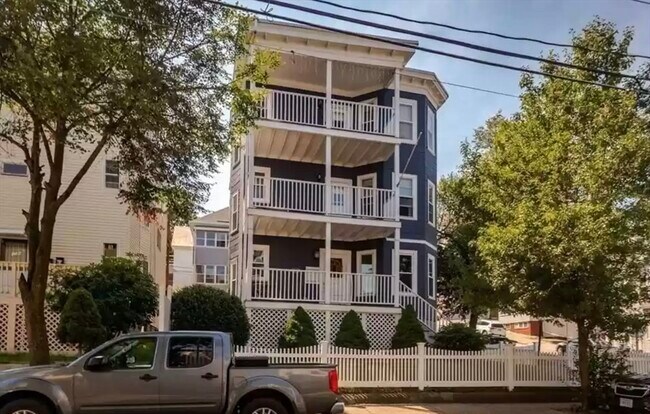 Building Photo - 108 Heath St