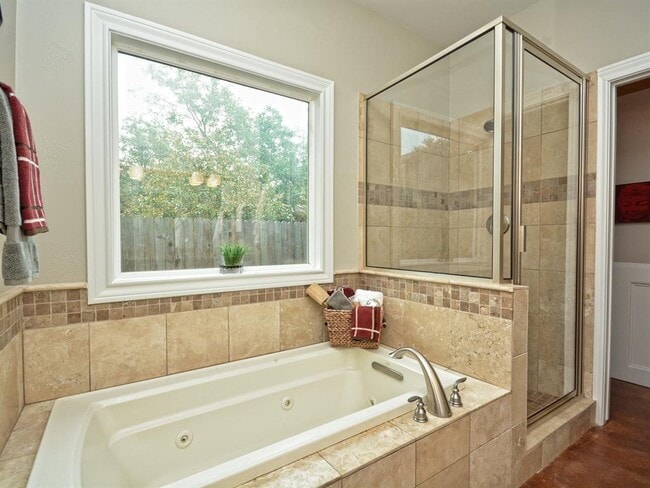Building Photo - 907 Ellingson Ln