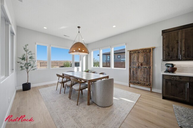 Building Photo - 4 Bedroom Home with Gorgeous Views