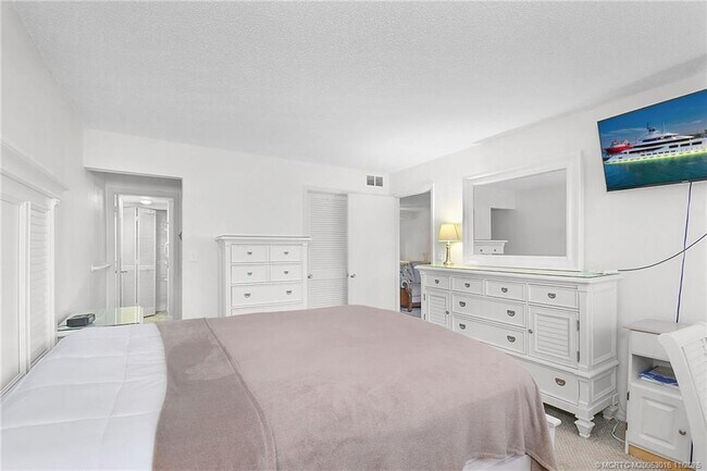 Building Photo - 7410 S Ocean Dr