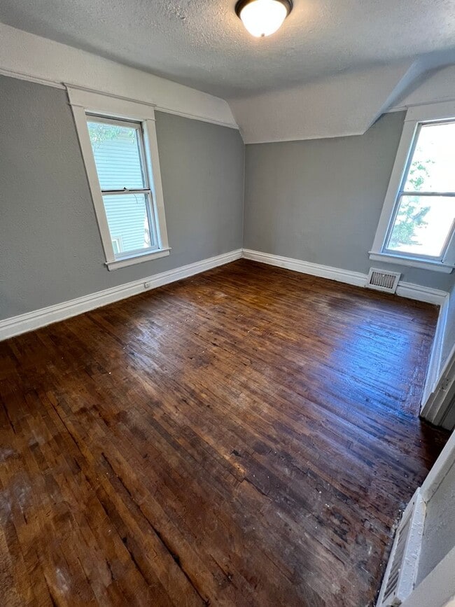 Building Photo - 708 E 6th St