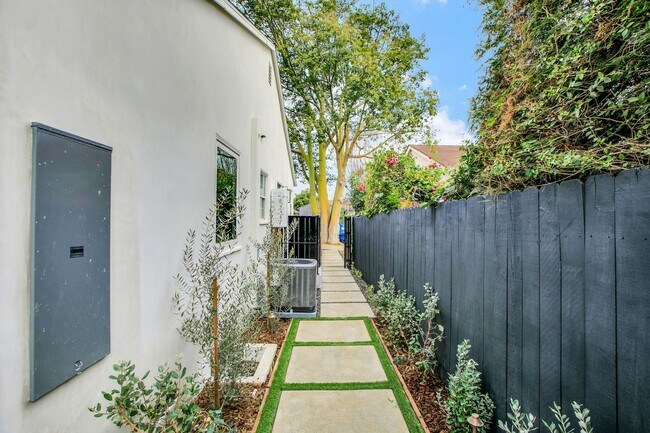 Building Photo - 2721 Burkshire Ave