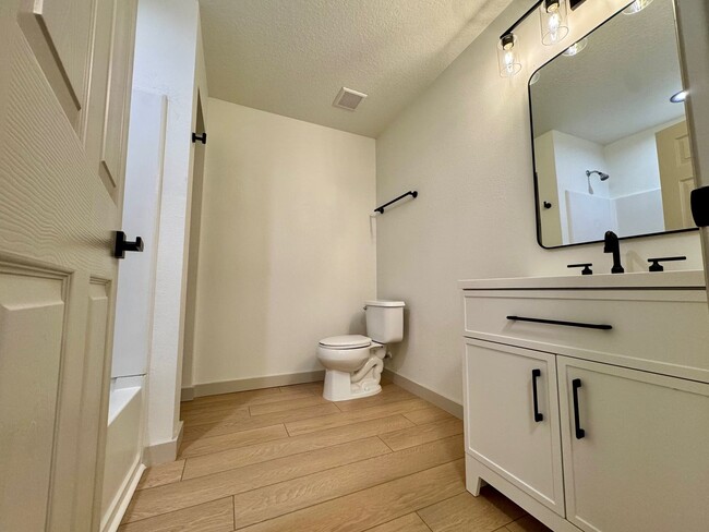 Building Photo - Remodeled Single Family Home in Hunter's Ridge Ormond Beach