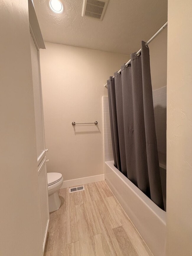 Building Photo - Dual Primary Suite's. 2 Bedroom / 2.5 Bathroom Single Level Home in NE Bend