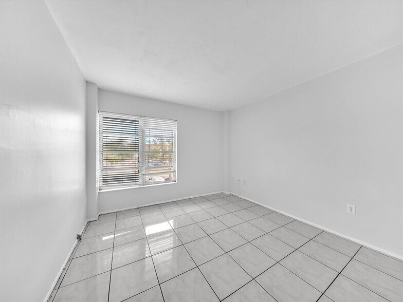 Building Photo - 4156 Inverrary Dr