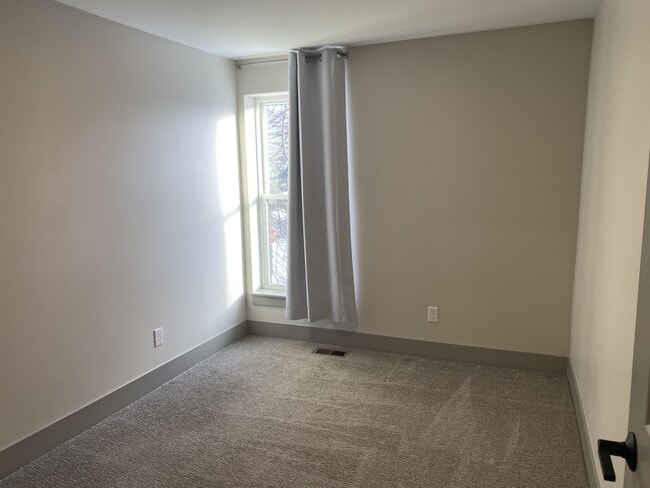 Building Photo - 336 Maple Ave