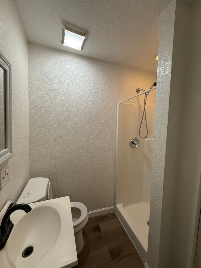 Building Photo - Updated 3BR w/ Hardwood Floors, Walk-In Shower & Stainless Steel Kitchen