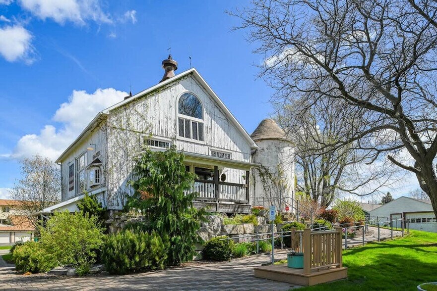 Building Photo - 2002 N Lynndale Dr