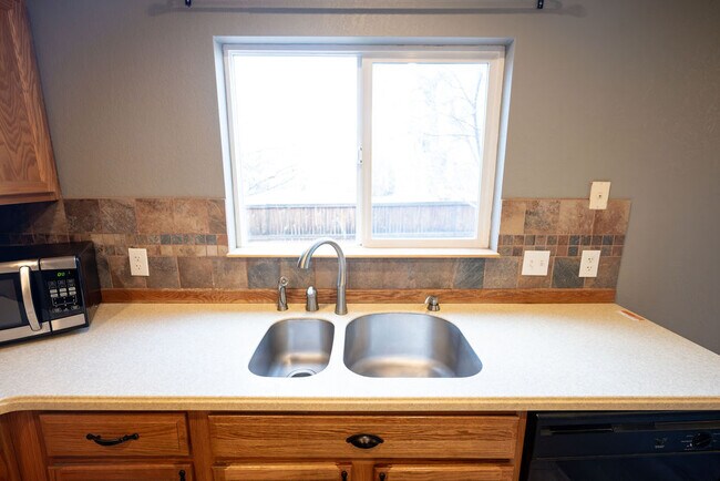 Building Photo - 350 Plowman Ct