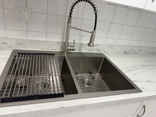 Building Photo - 1800 NW 24th Ave