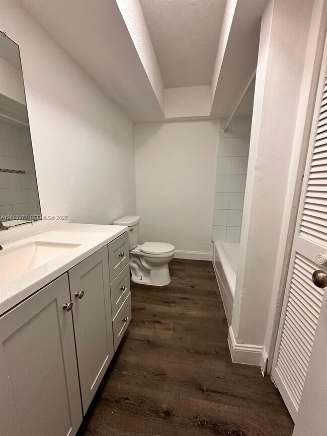 Building Photo - 5540 SW 38th Ct