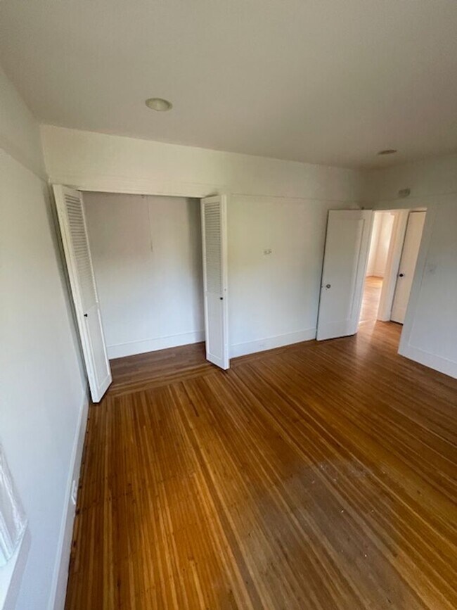 Building Photo - Great House in Oakland! 2 Beds, 1 Bath