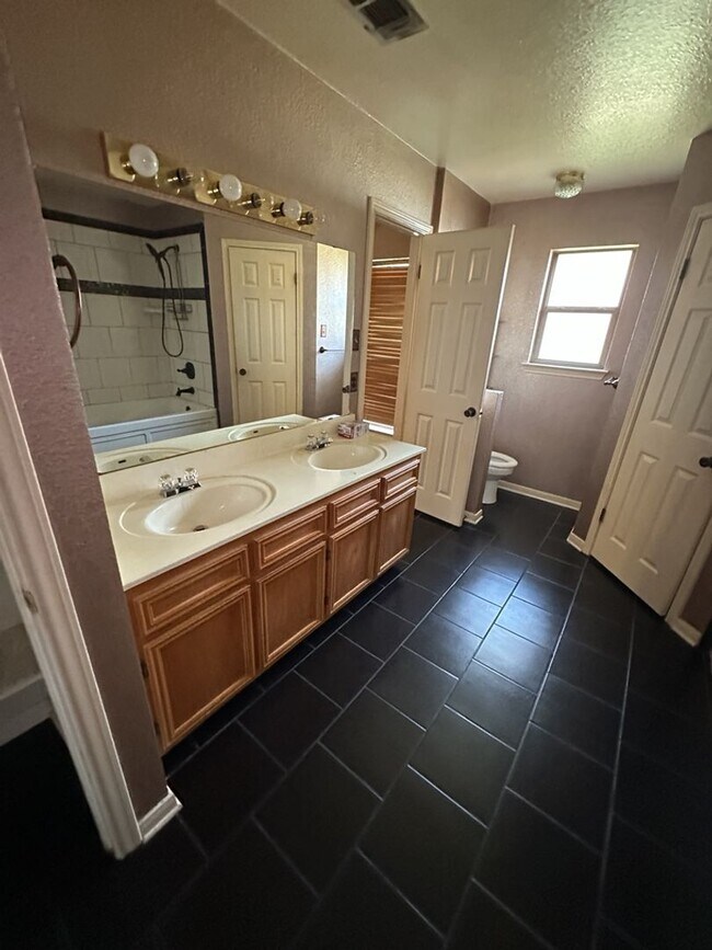 Building Photo - 3 BED / 2 Bath  AVAILABLE NOW