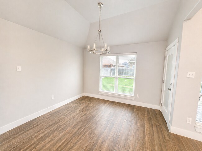 Building Photo - AVAILABLE FOR MOVE-IN WITH A 2-WEEK NOTICE
