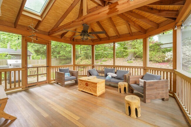 Building Photo - Meticulously Maintained 4 BR 2.5 BA Home in Burke, VA