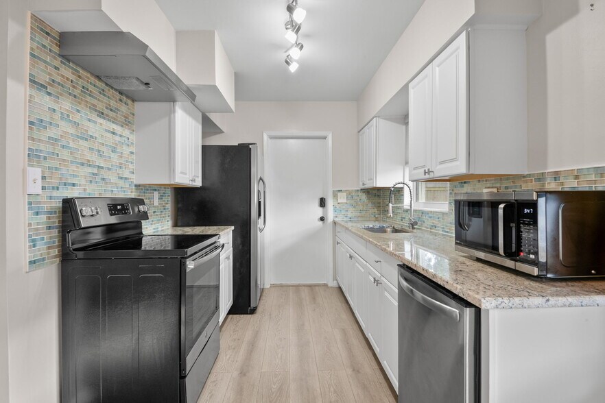 Building Photo - 5600 33rd Ave N