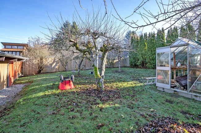 Building Photo - Fully Furnished Bungalow with Studio Livin...
