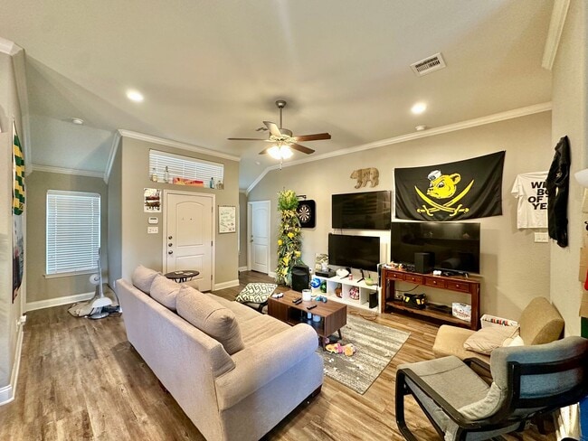 Building Photo - Spacious 4-Bed, 4.5-Bath Home with Fenced Yard in the Baylor Bubble!