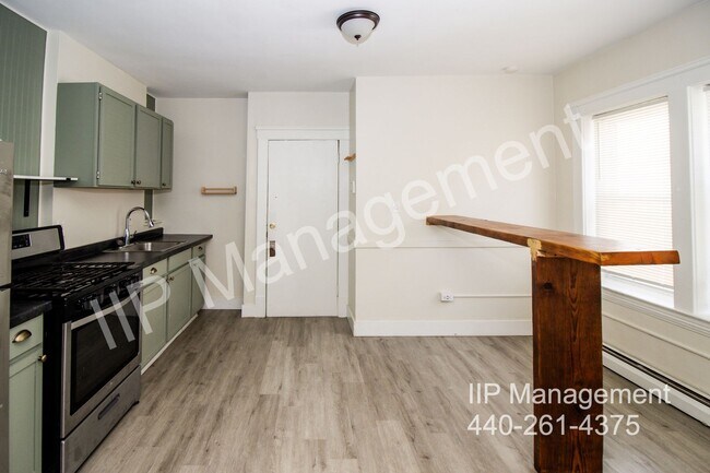 Building Photo - 1609 Lakewood Ave