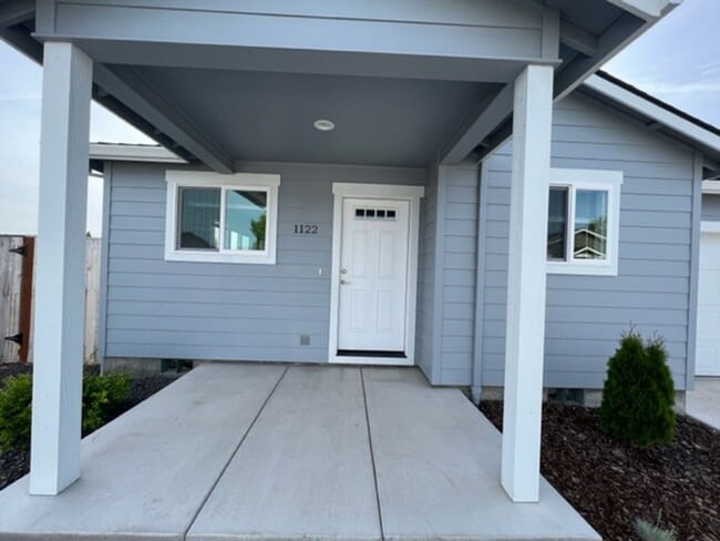 Building Photo - 3 BEDROOMS SINGLE LEVEL HOME
