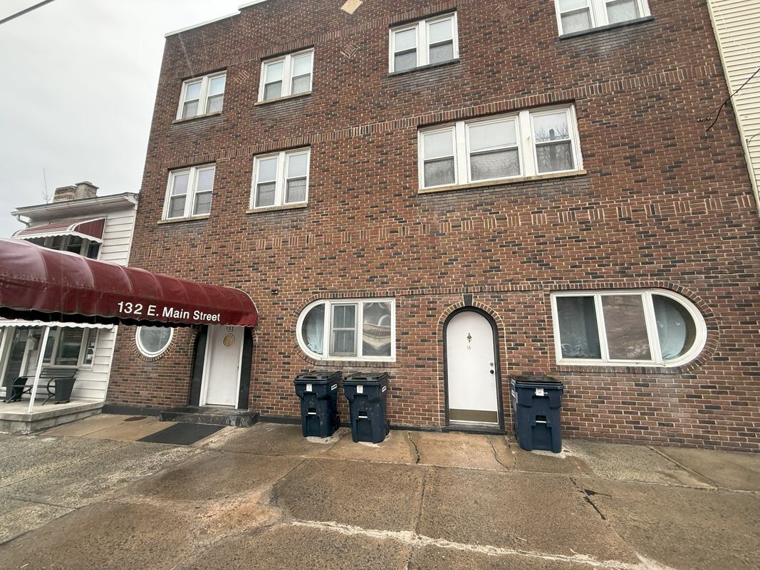 Building Photo - 132 E Main St
