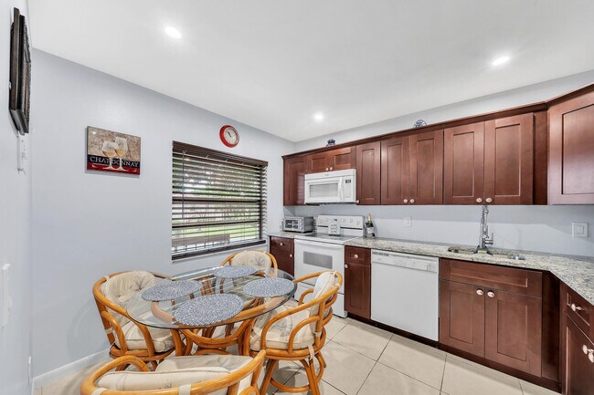 Building Photo - 9278 Vista Del Lago