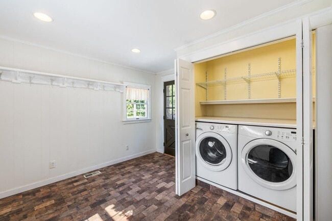 Building Photo - Charming 3 Bedroom, 2 Bath Home with Abundant Space & Natural Light