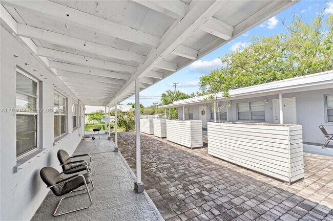 Building Photo - 1125 NE 5th Ave