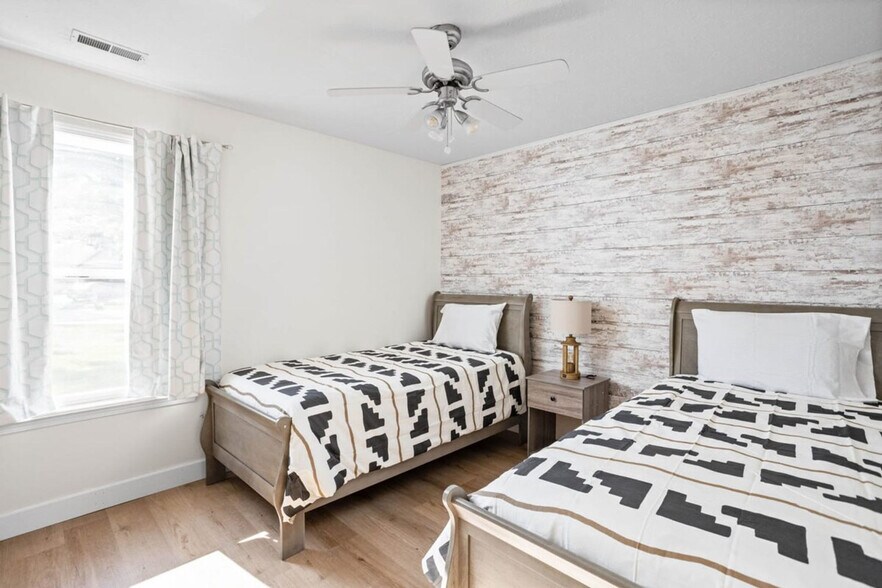 Building Photo - 3202 Grandview Way