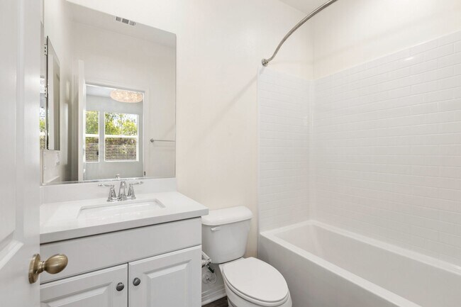 Building Photo - Available now! Beautiful 2 bedroom 2.5 bat...