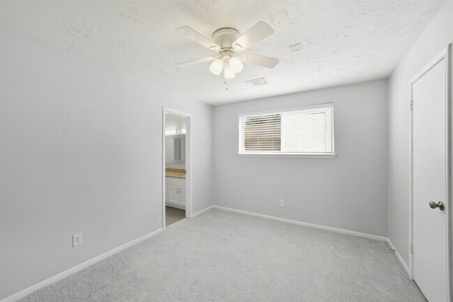 Building Photo - 21335 Park Mt Dr