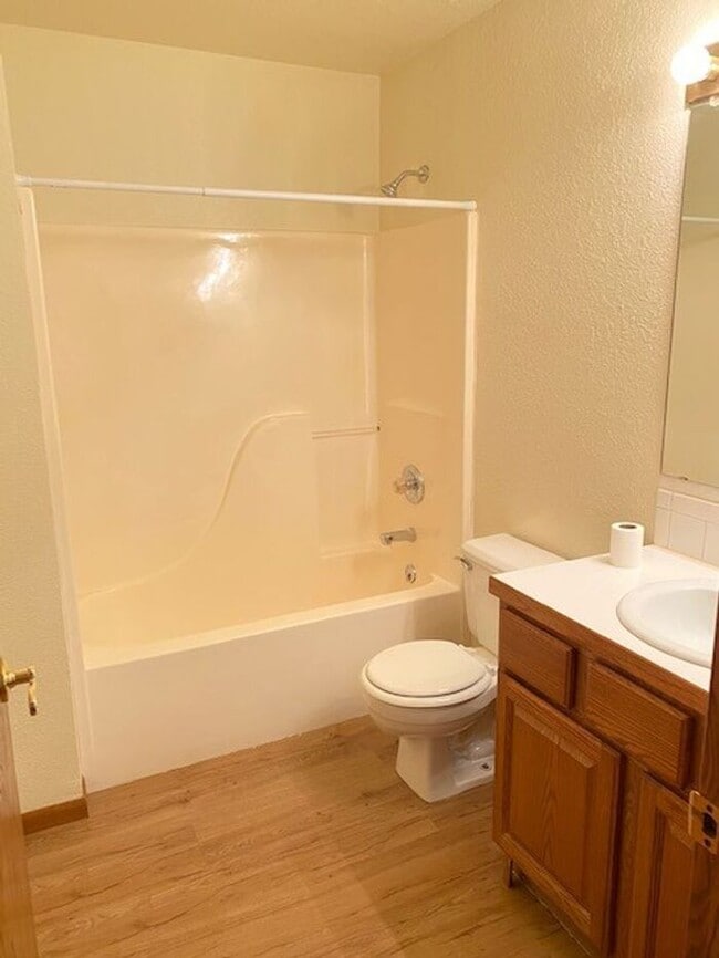 Building Photo - Beautifully Maintained 2 Bed, 2 Bath Ranch Style Townhome with 2 Car Garage in East Loveland