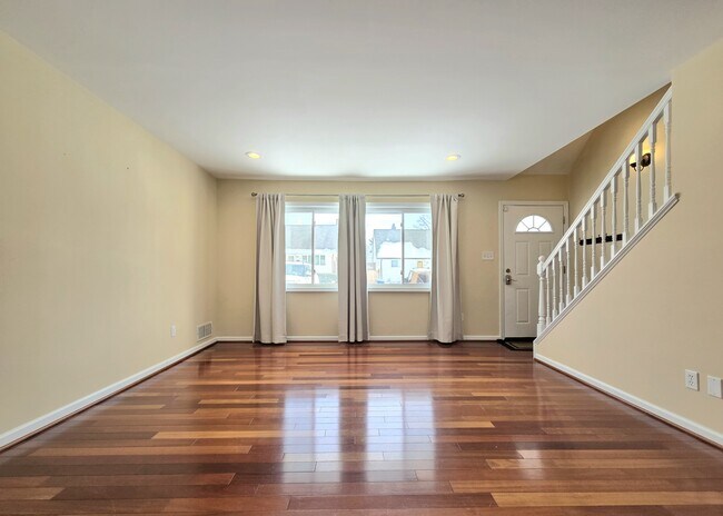 Building Photo - 108 N Gladden St