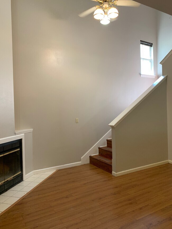 Building Photo - 3/2.5 Near Downtown Available July 25, 2026~ See appt instructions in txt
