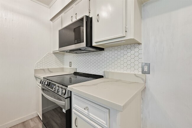 Building Photo - 13925 Hollowgreen Dr