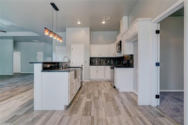 Building Photo - 2023 Westbury Dr