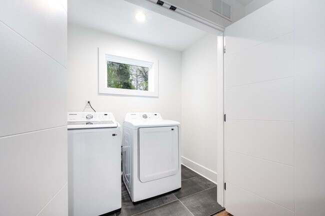 Building Photo - Room in Townhome on Donna Ave