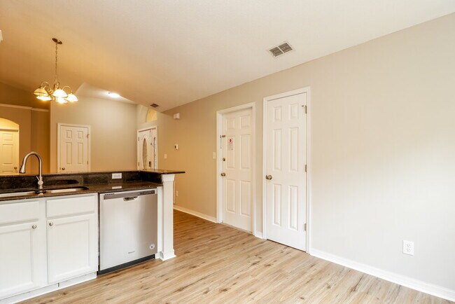 Building Photo - 2135 Remington Pointe Blvd