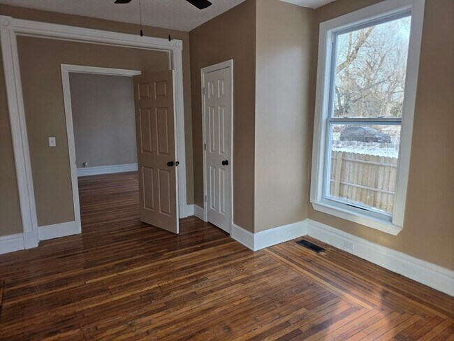 Building Photo - 184 King St